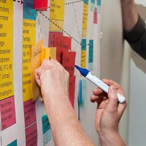 En person som skriver på en tavle