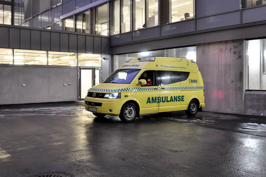 Gul ambulanse i  et parkeringshus