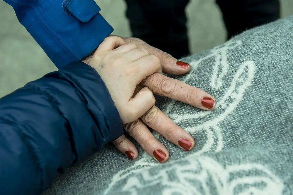 En hånd holder på en annen