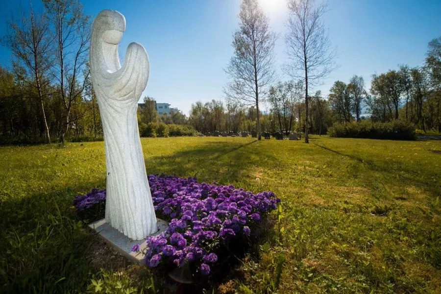 En statue av en person som holder blomster