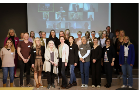 En gruppe mennesker som poserer for et bilde