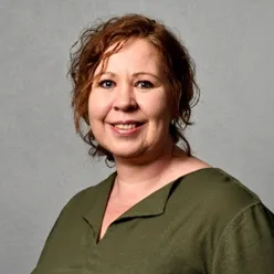 En person som smiler til kameraet