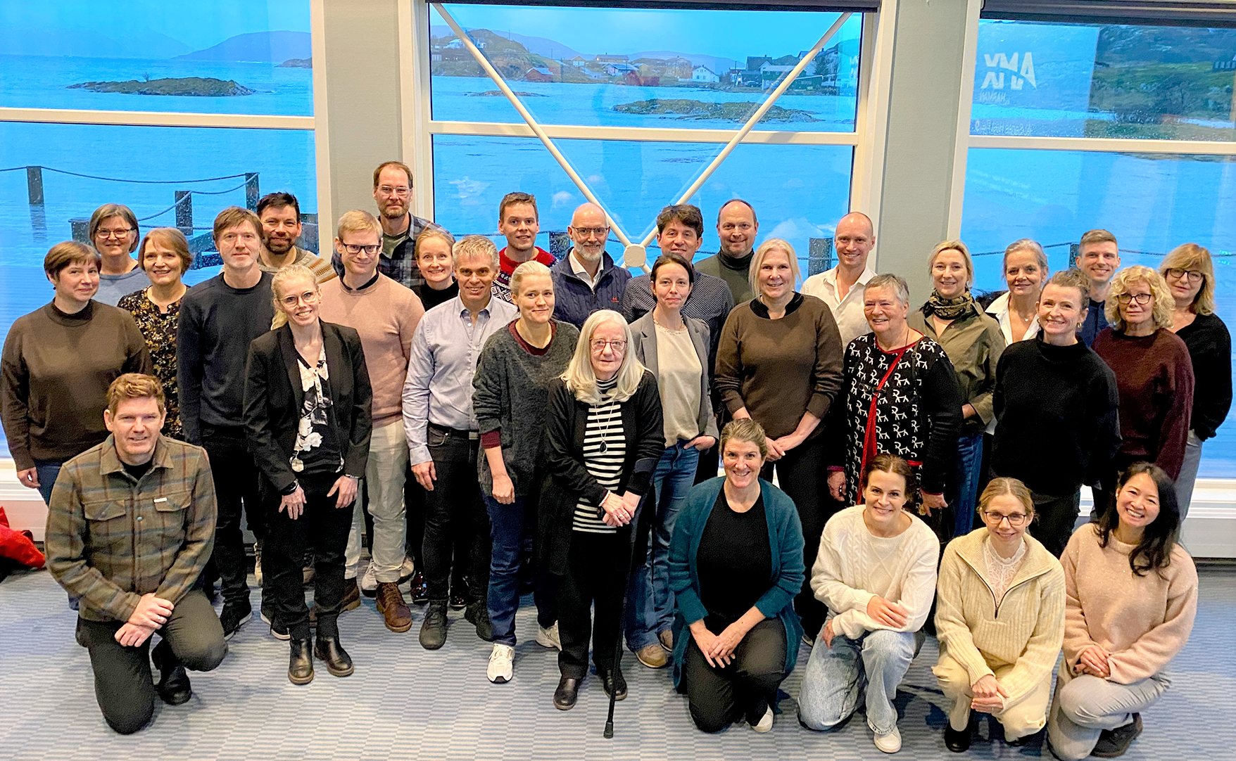En gruppe mennesker som poserer for et bilde