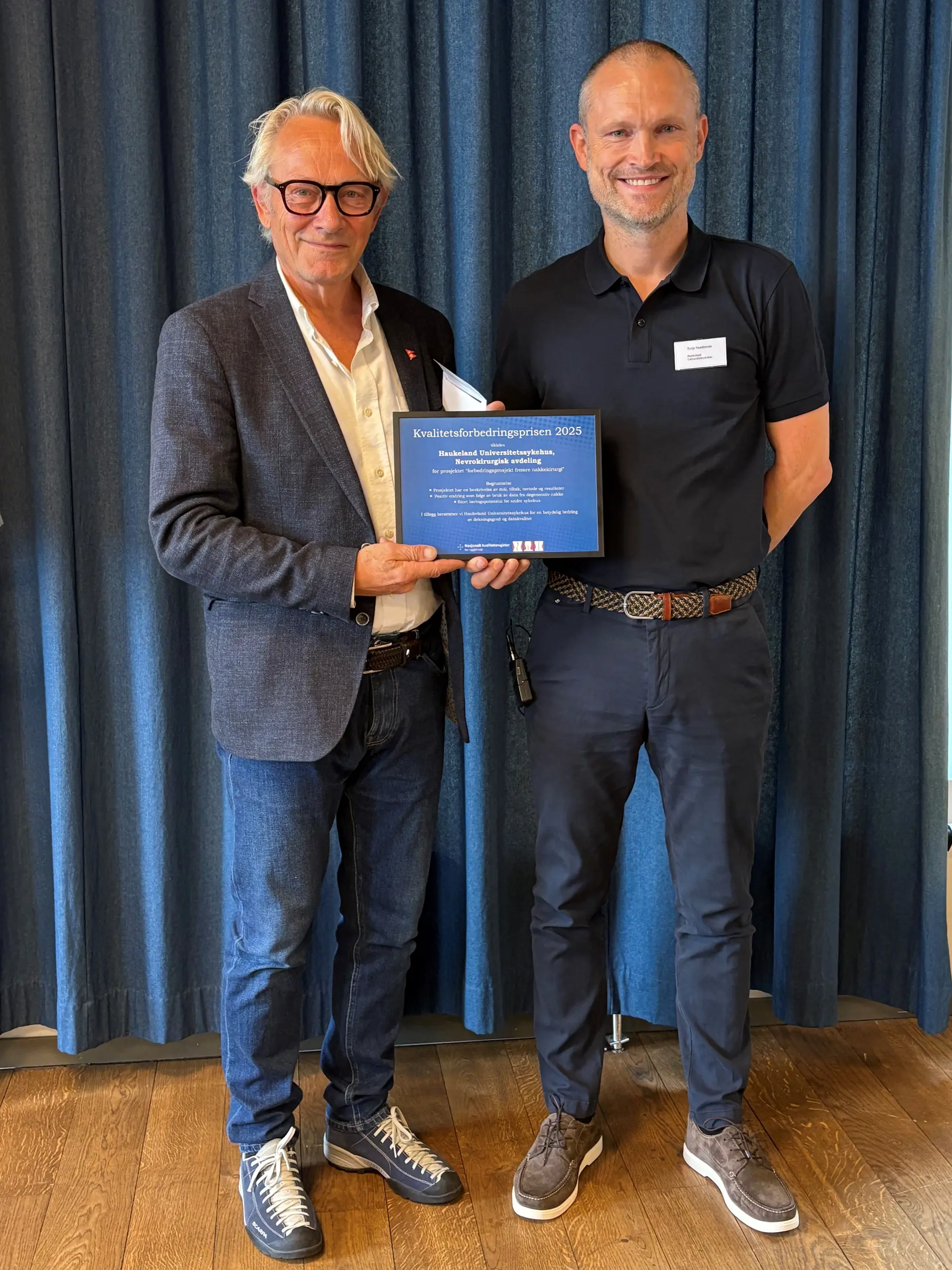 En mann og en kvinne som holder en plakett