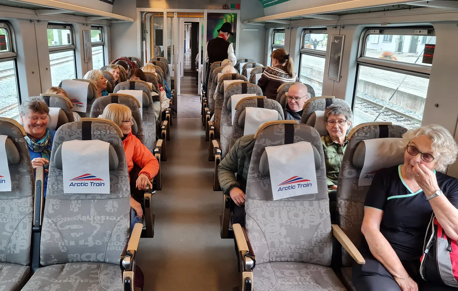 En gruppe mennesker på en buss