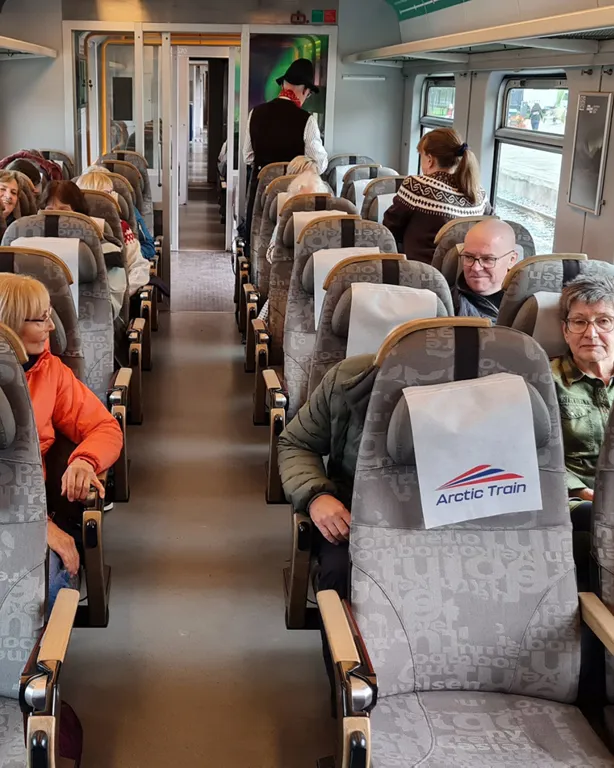 En gruppe mennesker på en buss