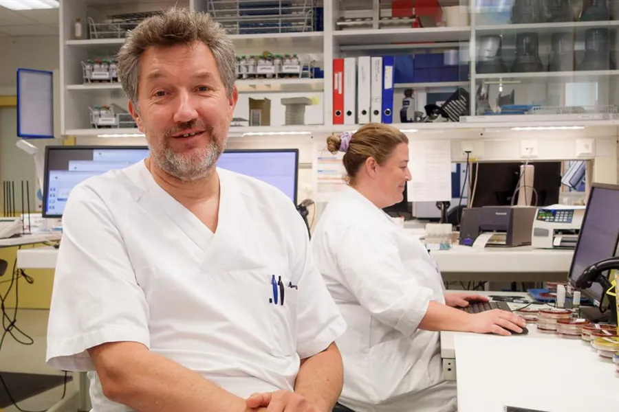 En mann og en kvinne i et laboratorium