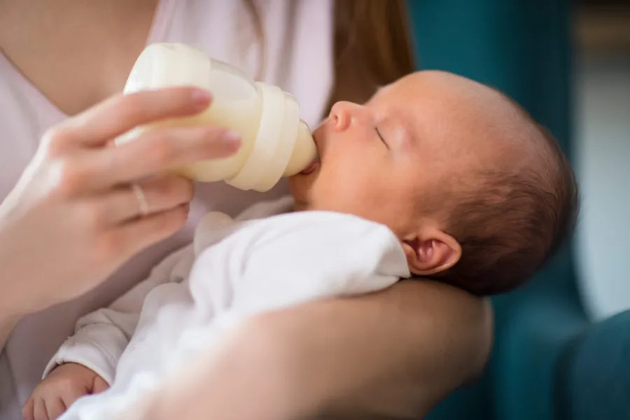 Baby mates med tåteflaske