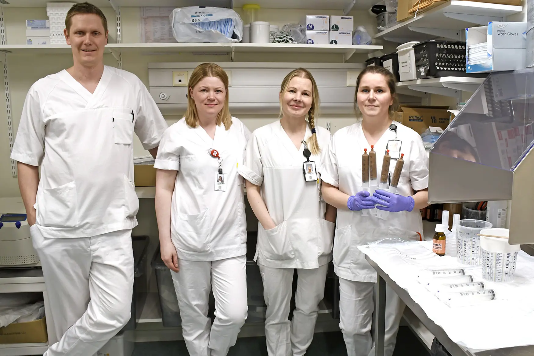 Fire klinikere på et lager