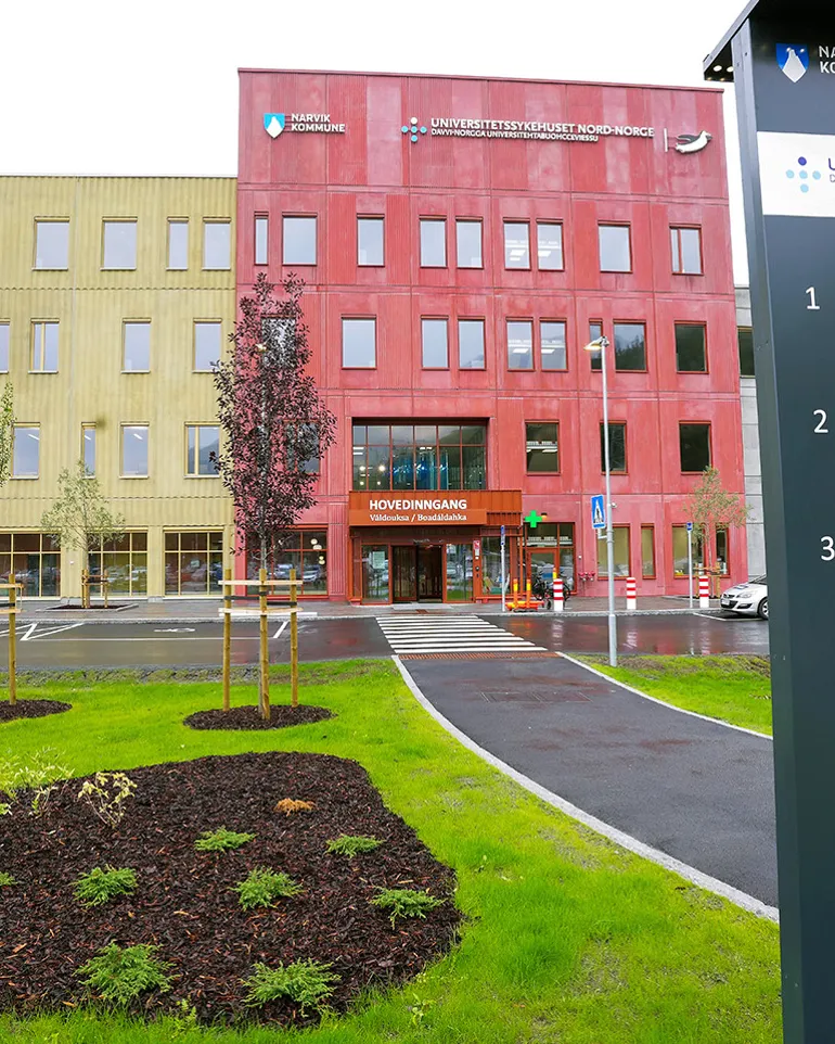 Skilting foran hovedinngangen til det nye sykehuset i Narvik