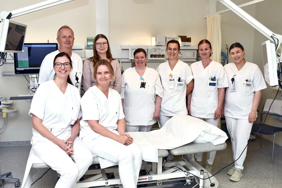 En gruppe mennesker i hvite laboratoriefrakker